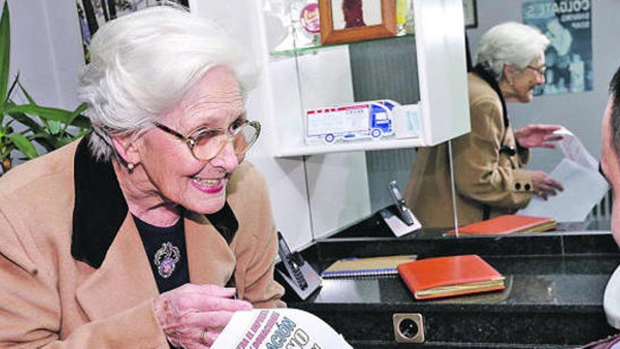 Clavelina García, con uno de sus carteles.