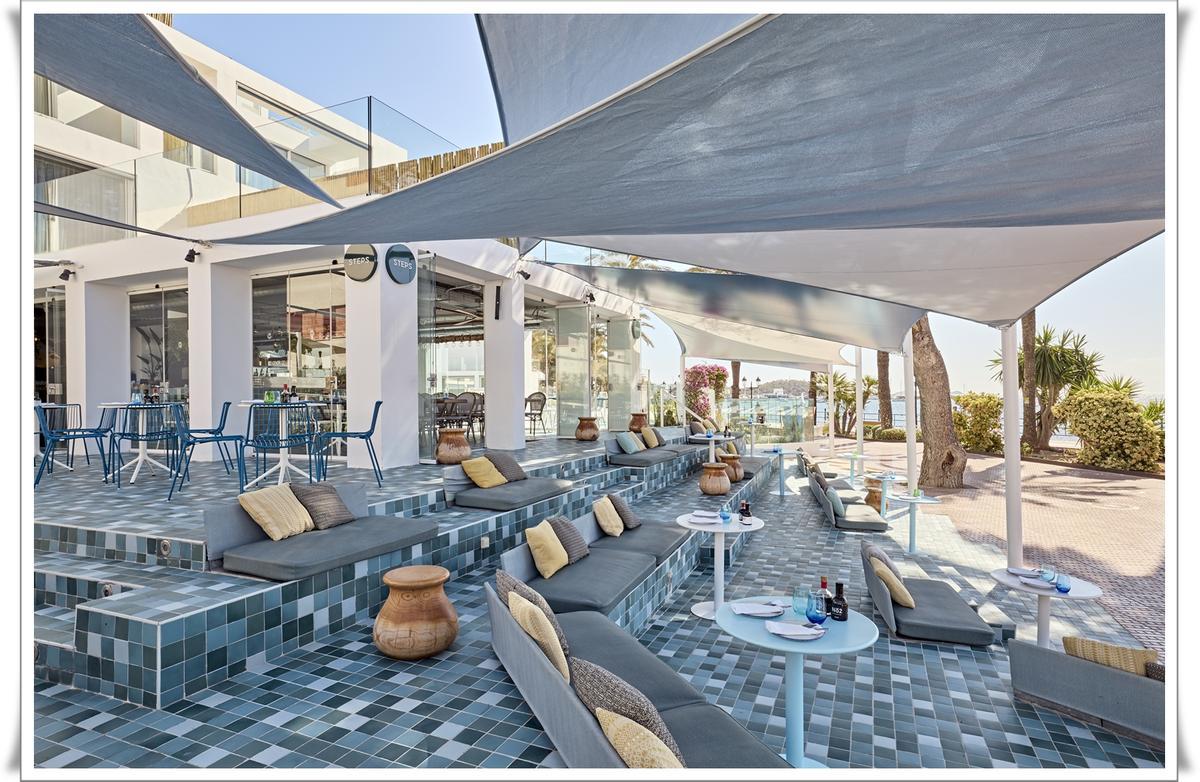SEU Pizza @STEPS hace honor a su nombre con una espléndida terraza escalonada que permite disfrutar del Mediterráneo