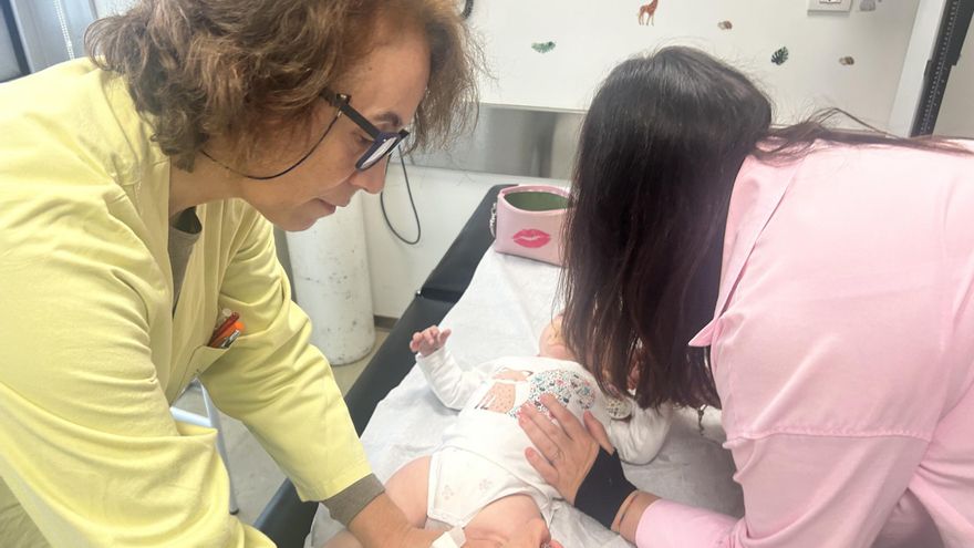 La campaña contra la gripe se moderniza en Galicia: 50.000 niños cambiarán el pinchazo por vacunas nasales