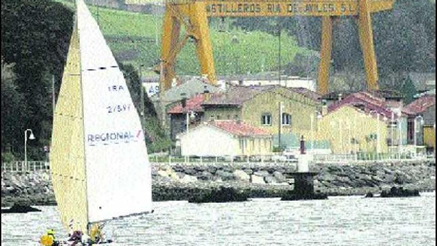 Uno de los veleros participantes en la regata emboca en la ría.