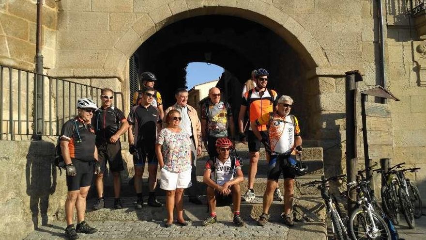 Los ciclistas con el alcalde de Fermoselle y la promotora de la ruta Iza Flores Marcos.