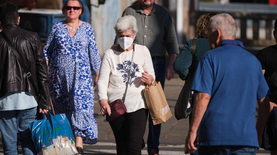 Una mujer pasea por una céntrica calle de Santa Cruz con mascarilla. | | CARSTEN W. LAURITSEN
