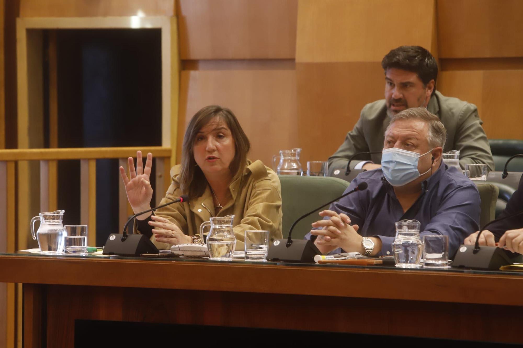 Pleno en el Ayuntamiento de Zaragoza con protesta contra la Ley de Amnistía y Pedro Sánchez