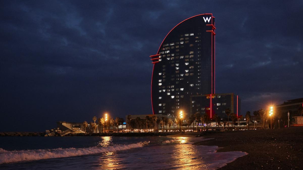 El equipo de Alinghi Red Bull Racing ilumina el Hotel W de Barcelona el día antes de salir a navegar.