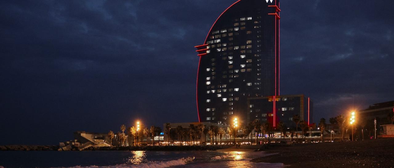 El Hotel W, iluminado por el equipo de Alinghi Red Bull Racing el día antes de salir a navegar, la pasada primavera.