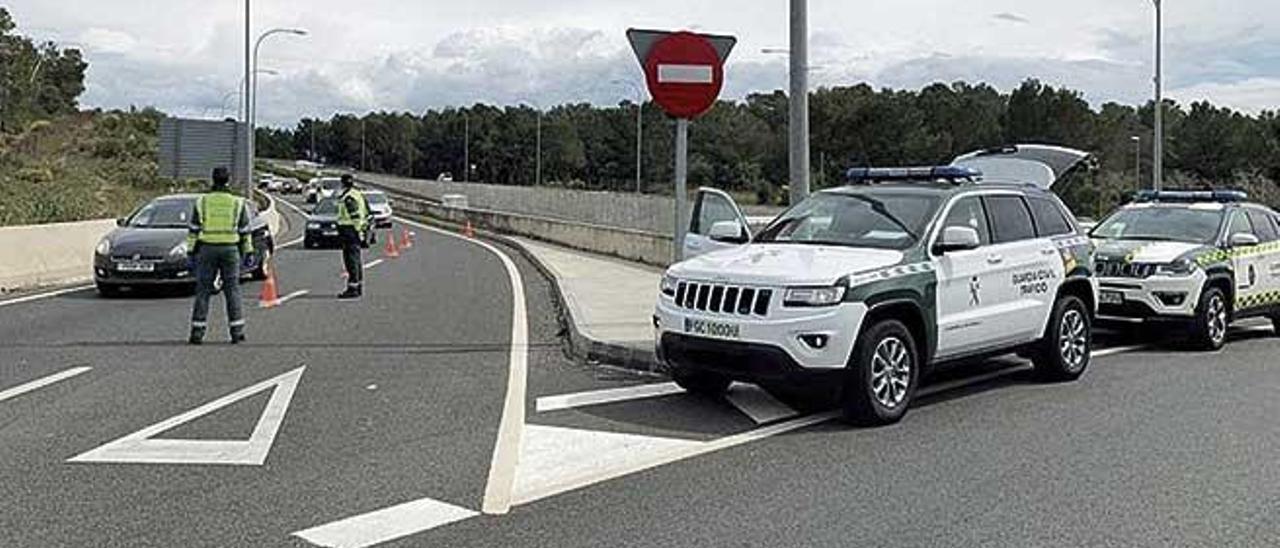 Patrullas de la Guardia Civil, durante un control la semana pasada en la autovÃ­a de Andratx.