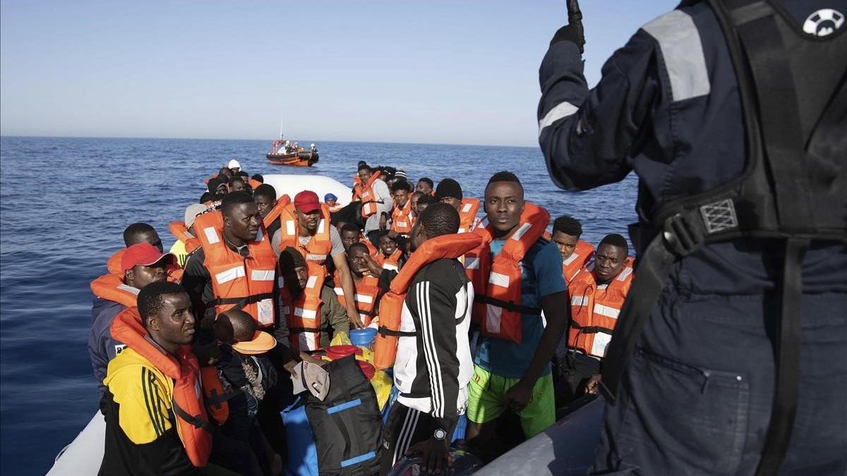 Rescate de la oenegé Sea Watch de una embarcación con migrantes a la deriva frente a las costas de Libia.