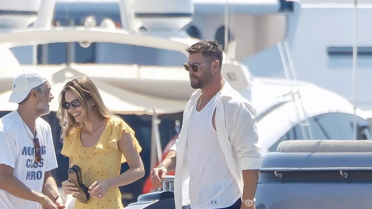 Chris Hemsworth da un descanso al martillo de Thor para celebrar su cumpleaños en un yate en Ibiza con más famosos