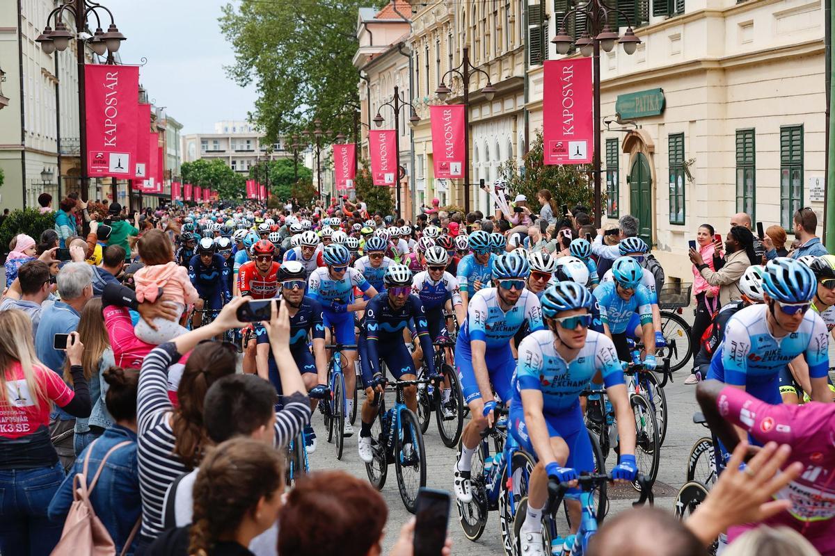 Kaposvar (Hungary), 08/05/2022.- The pack of sat the beginning of the third stage of the 105th Giro d’Italia cycling tour, a race over 201km from Kaposvar to Balatonfured, Hungary, 08 May 2022. (Ciclismo, Hungría) EFE/EPA/Gyorgy Varga HUNGARY OUT
