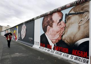 Muere el autor del grafitti del beso de Honecker y Brézhnev en el muro de Berlín