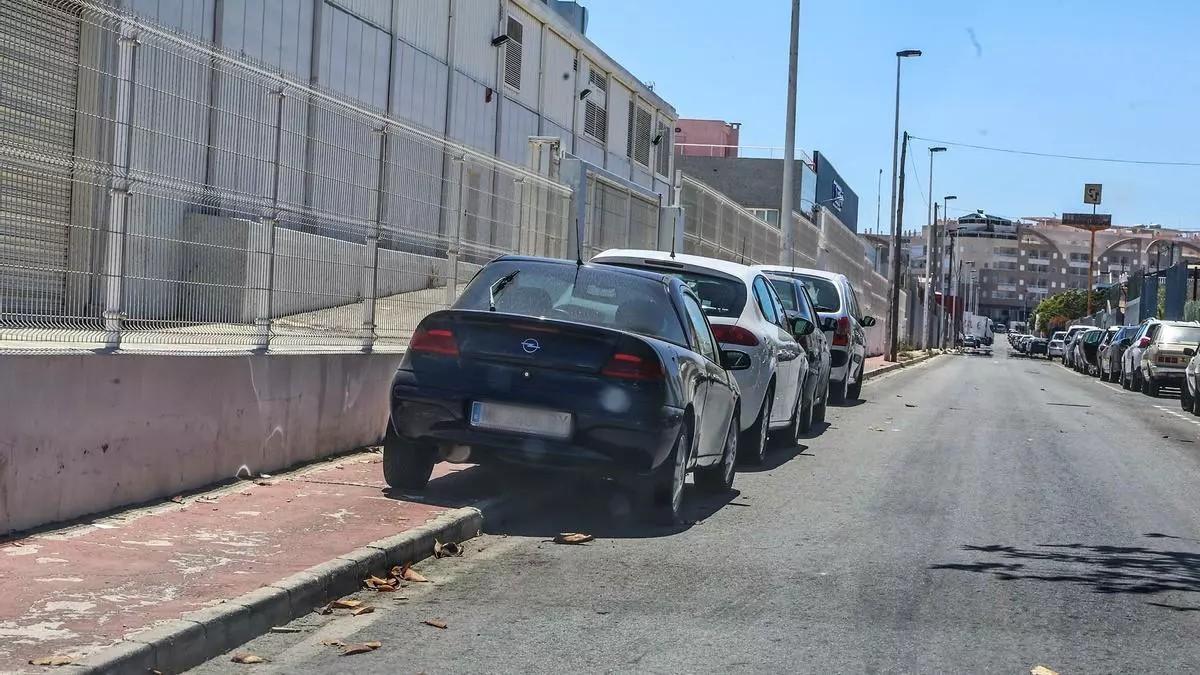 Escena habitual de coches aparcados sobre las aceras en las calles del polígono industrial