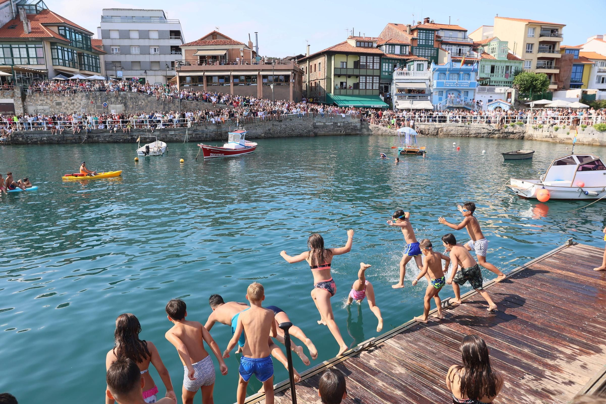 EN IMÁGENES: La multitudinaria cita de la cucaña en el Carmen de Luanco