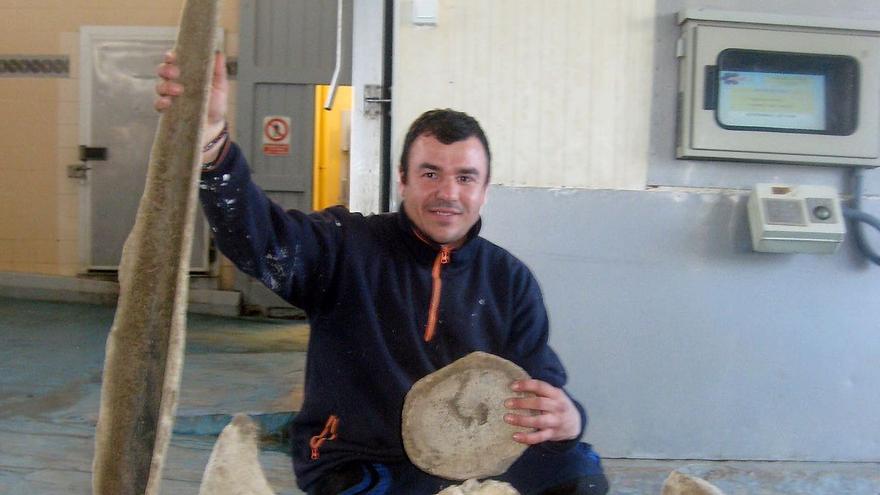 Uno de los tripulantes del barco enseña la captura.