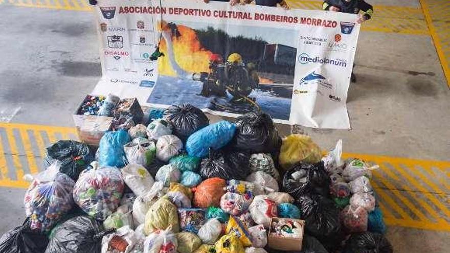 Los bomberos recogen 800 kilos de tapones para una niña de Ourense