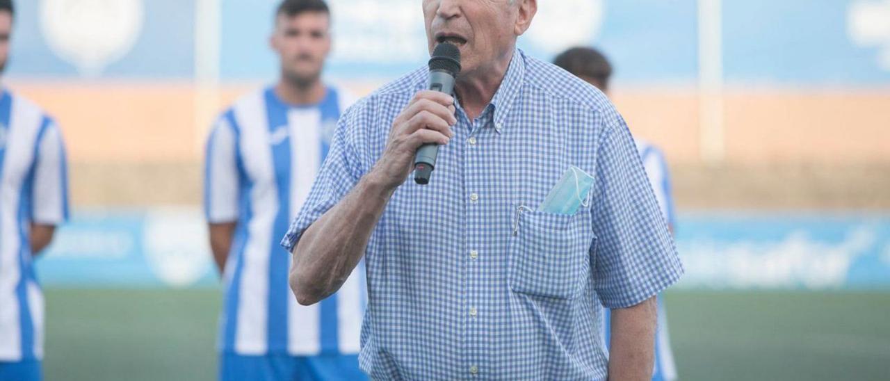 Jesús Sendra Boix habla en público en la presentación del CF Gandia en verano de 2021. | ÀLEX OLTRA