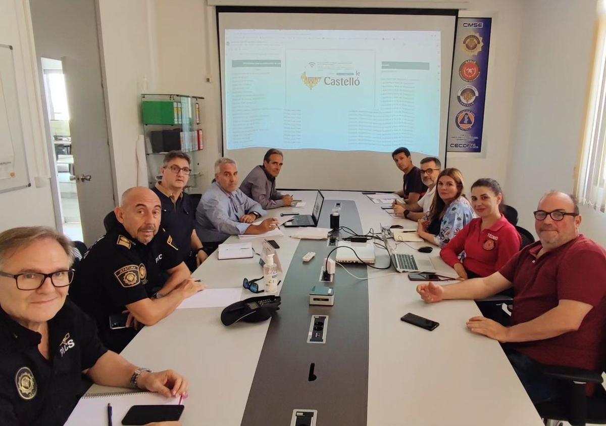 Fotografía de la reunión municipal para trazar el dispositivo de seguridad de la Nit de Sant Joan en la capital.