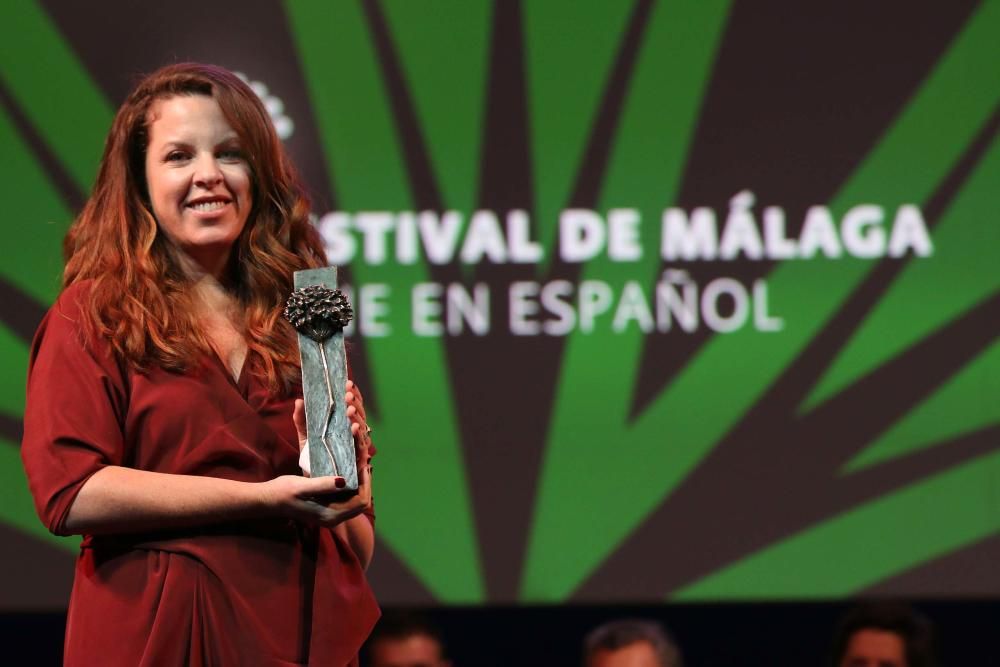 El premio que entrega La Opinión de Málaga le fue entregado a la directora peruana Clauida Llosa en la gala celebrada en el Teatro Cervantes