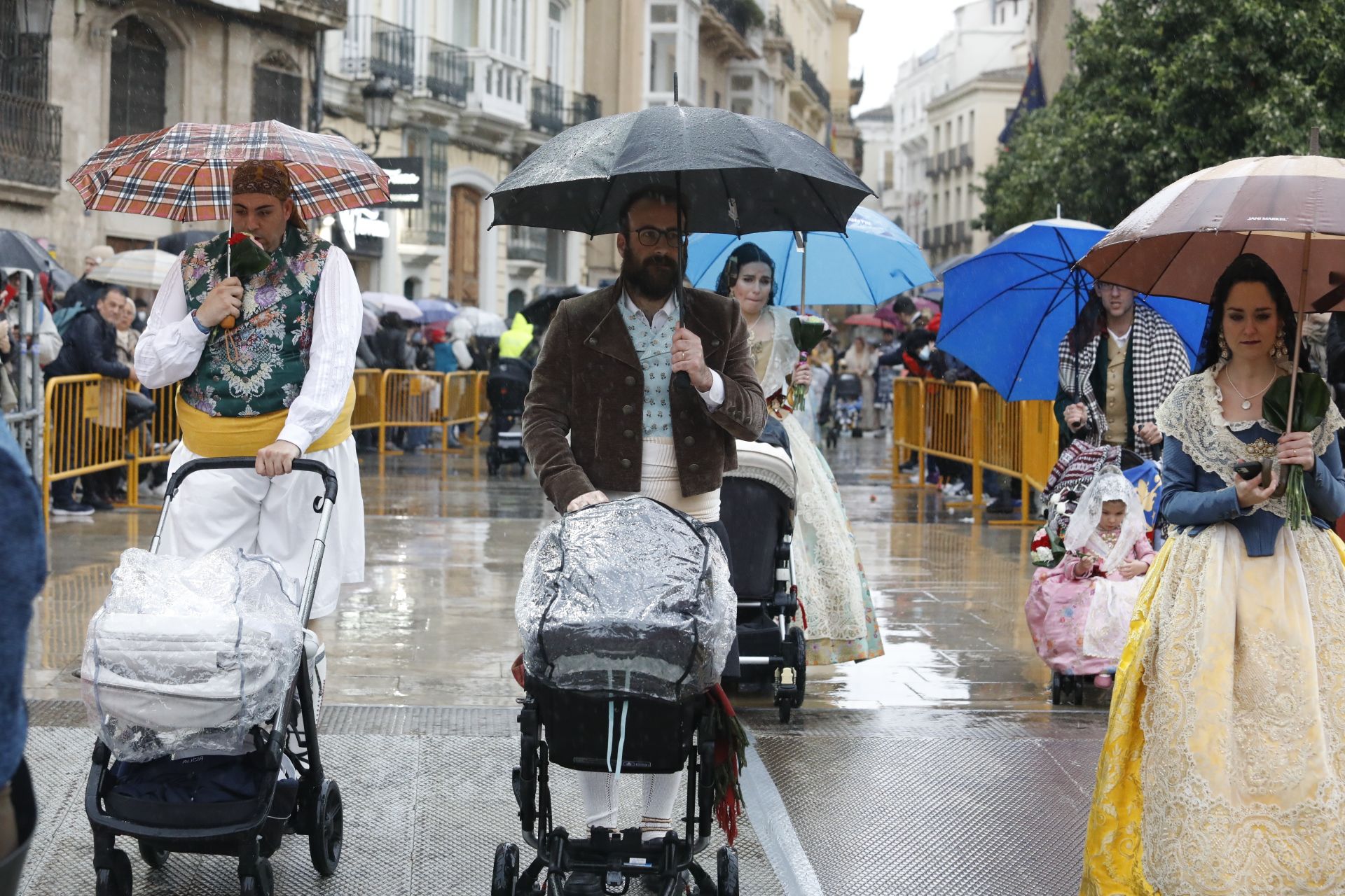 Búscate en el primer día de ofrenda por la calle Quart (entre las 18:00 a las 19:00 horas)