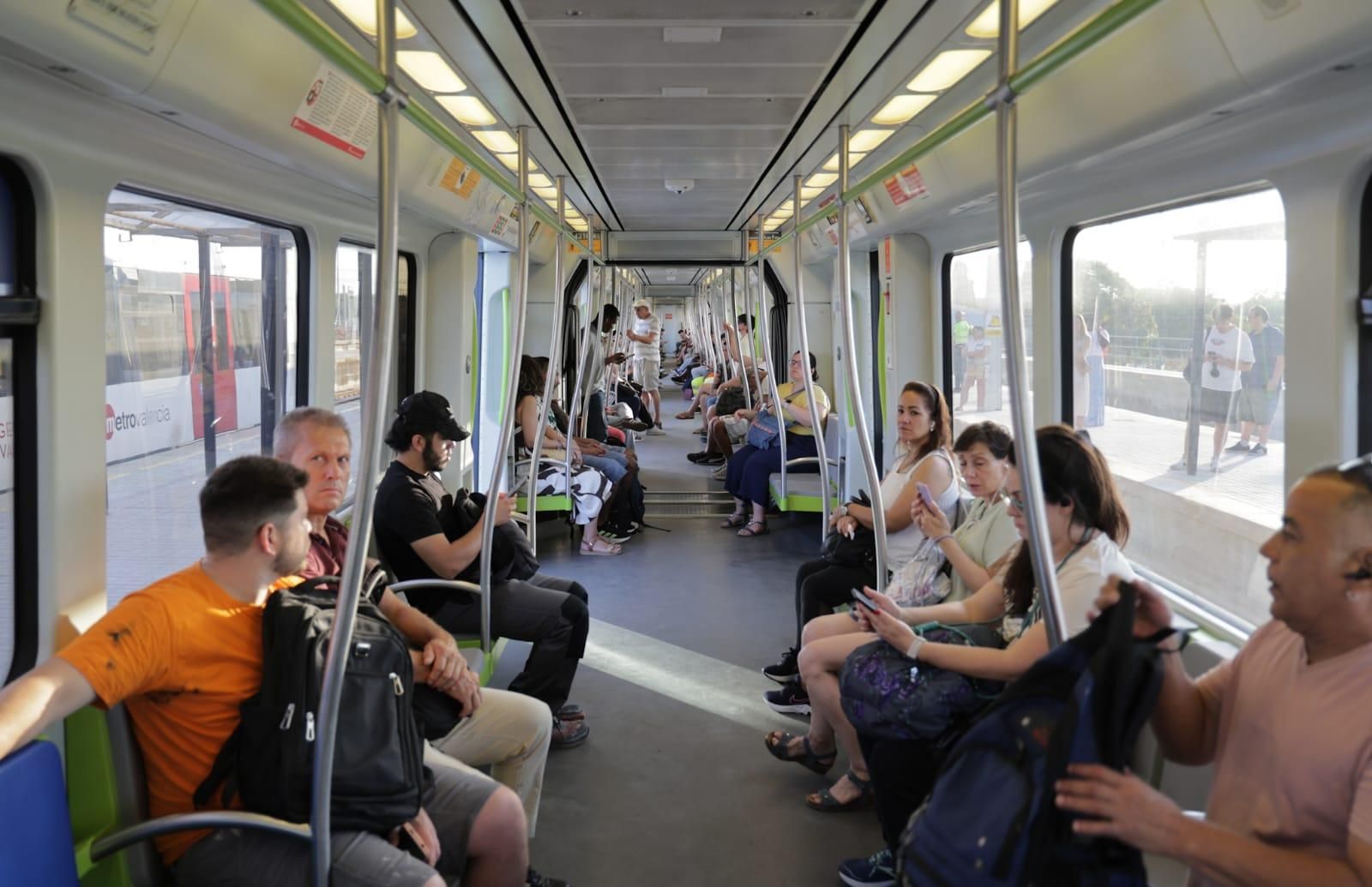 Los primeros pasajeros que hoy han cogido el metro en Torrent 8 meses después de la dana