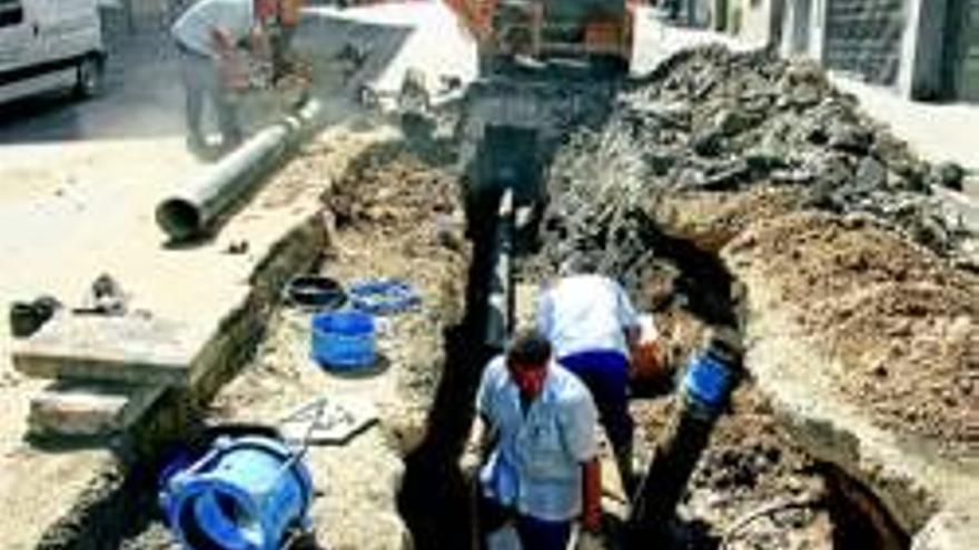 Calle asegura que la red de agua está cubierta 25 años[antetit.107]LA FIRMA DE UN CONVENIO CON HIDROGUADIANA, A PLENO