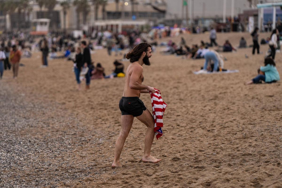 La primavera da inicio a la temporada de baño en las 10 playas de Barcelona, con restricciones por la sequía