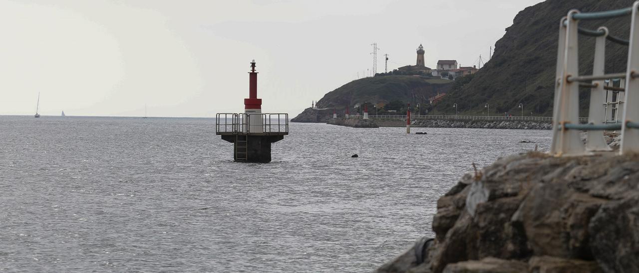 Vista de la ría de Avilés con el faro, al fondo.