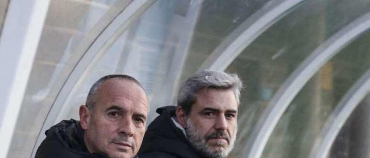 José Martínez (izquierda) y Amable Rodríguez, en uno de los banquillos del Díaz Vega, la semana pasada durante un entrenamiento.