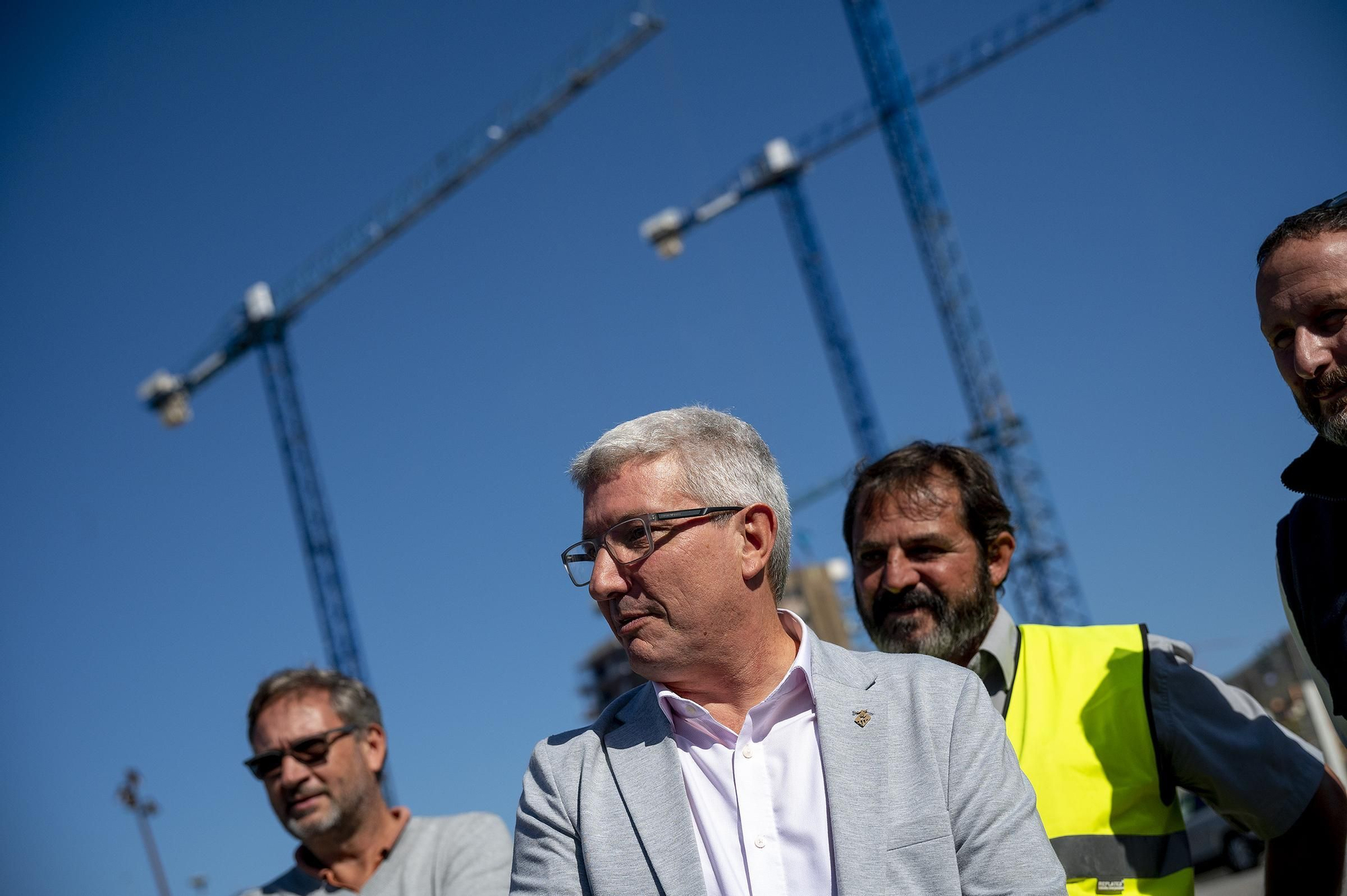 El alcalde de Esplugues, Eduard Sanz, tras firmar un convenio de colaboración entre el ayuntamiento y una cooperativa para la promoción de vivienda asequible en la zona ARE Montesa