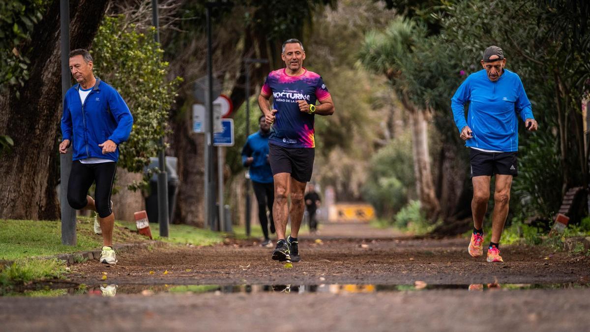 Varios corredores en el camino de Las Peras, este viernes.