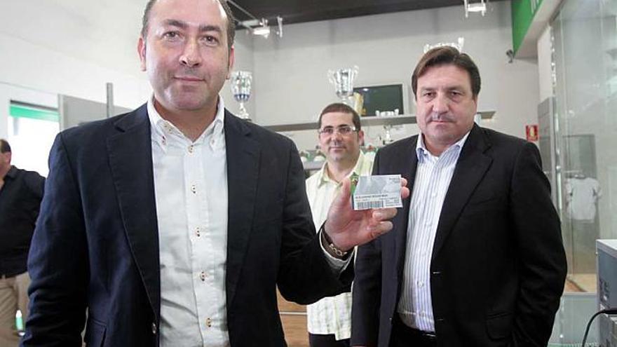 El alcalde Alejandro Soler se saca el primer carné del Elche de la temporada 2010-2011