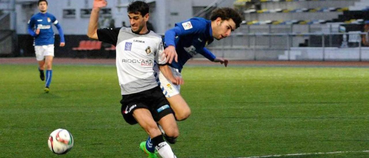Annunziata pugna por un balón con Colo, en el Oviedo B, en la última visita de un filial al Hermanos Antuña.