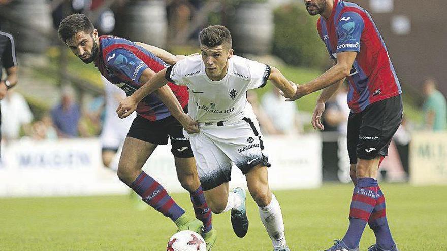 Nacho Méndez supera a dos jugadores del Leioa en el partido de ayer.