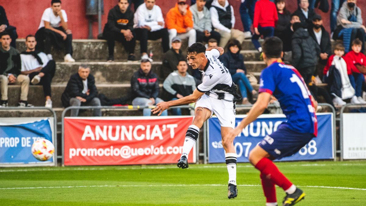 Marc Pubill anotando uno de los goles en el triunfo ante el Olot