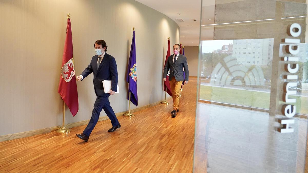 El presidente Fernández Mañueco, a su llegada a las Cortes.