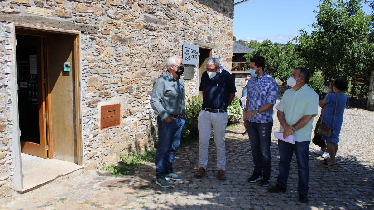 Representantes del PSOE junto a los portugueses en Rihionor