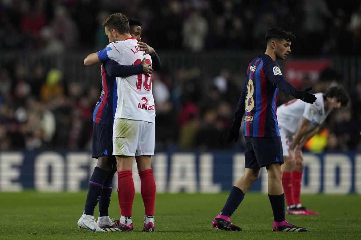 Ansu Fati e Ivan Rakitic en un partido entre FC Barcelona y Sevilla.