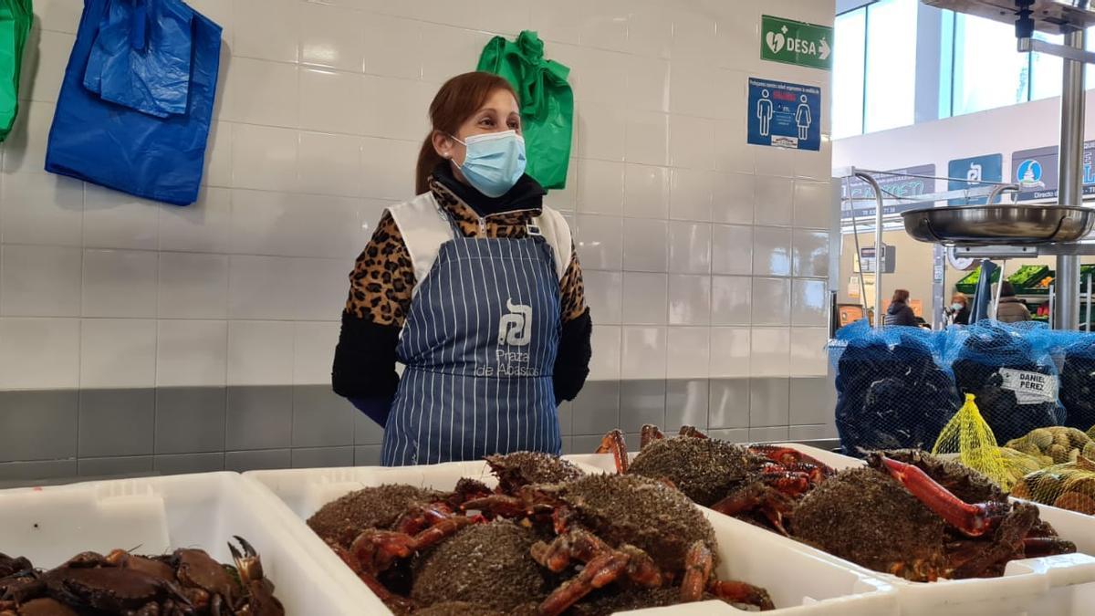 Begoña Fidalgo, vendedora de la plaza de Vilagarcía, con centollo de la lonja de O Grove. 10 noviembre 2020. Manuel Méndez