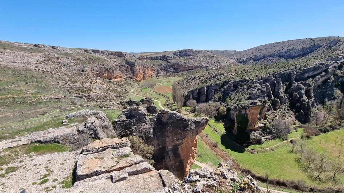 Resto de los sillares labrados en la roca para ganar espacio a una vivienda construida sobre la Hoz del río Gritos