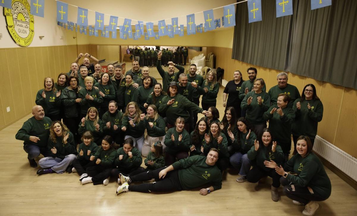 La charanga "Los Restallones", en uno de los ensayos que realizan en la Asociación de Vecinos "Santa Bárbara".