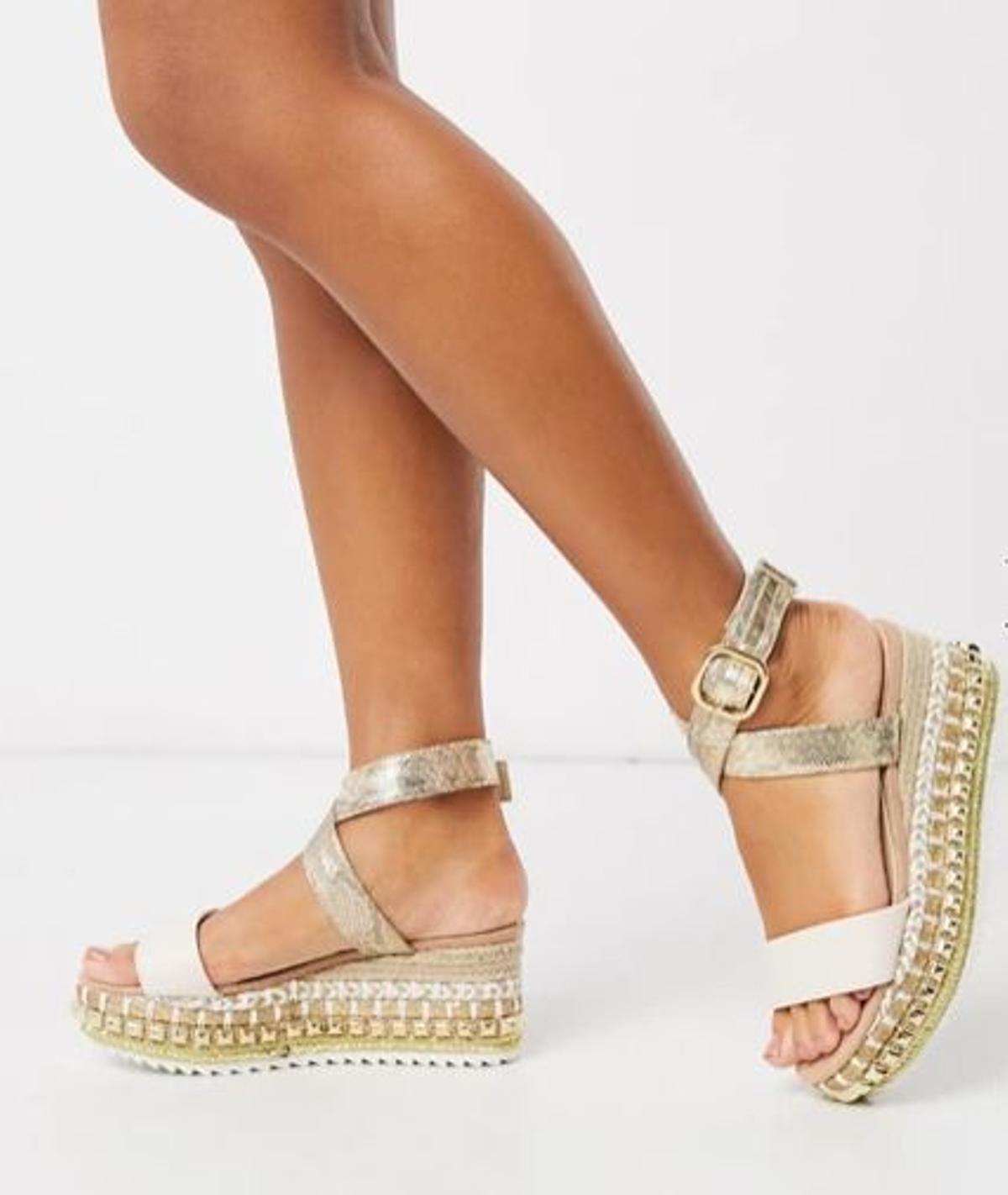 Sandalias blancas con plataforma plana de esparto y detalle de tachuelas de River Island