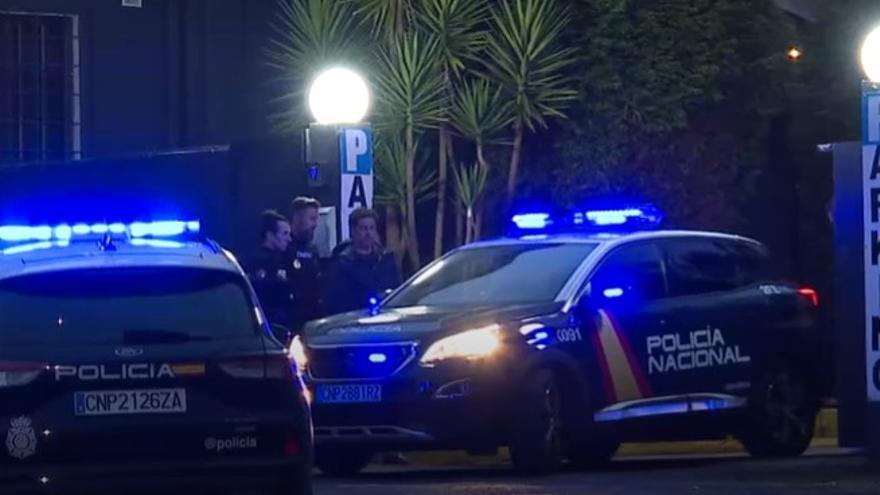 Momento en que el joven detenido es trasladado desde el pub de alterne a dependencias policiales
