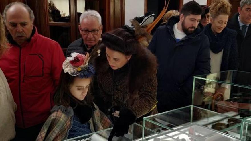 Los asistentes observan la muestra de la emblemática Casa-Museo dedicada al ingeniero Mira, en Guardamar del Segura, con tres figurantes en la sala.