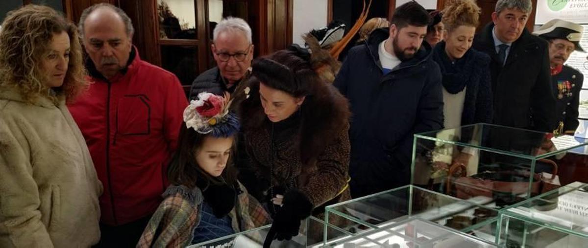 Los asistentes observan la muestra de la emblemática Casa-Museo dedicada al ingeniero Mira, en Guardamar del Segura, con tres figurantes en la sala.