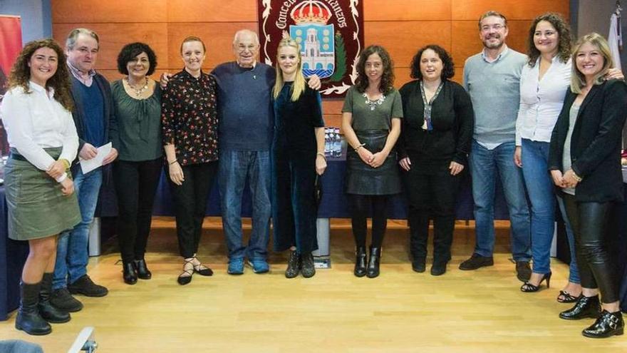 Las ganadora, en el centro vestida de negro, arropada por los integrantes del jurado de la Semana de la Tortilla.