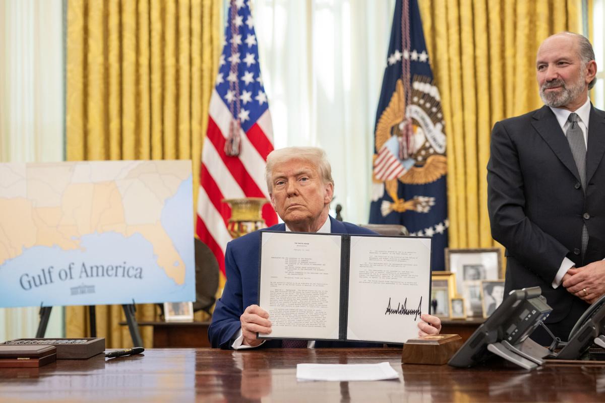 WASHINGTON, 20/07/2025.- Fotografía cedida por La Casa Blanca donde aparece el presidente de Estados Unidos, Donald Trump (c), mostrando la orden ejecutiva sobre el aumento de aranceles el 13 de febrero de 2025 en el Despacho Oval de la Casa Blanca en Washington (EE.UU.).