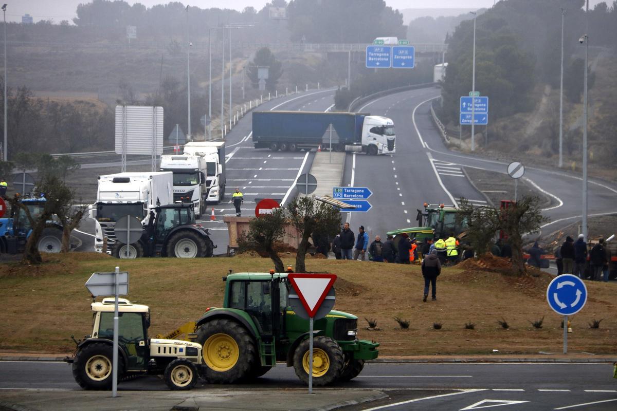 Agricultores cortan el acceso a la AP-2 en Lleida