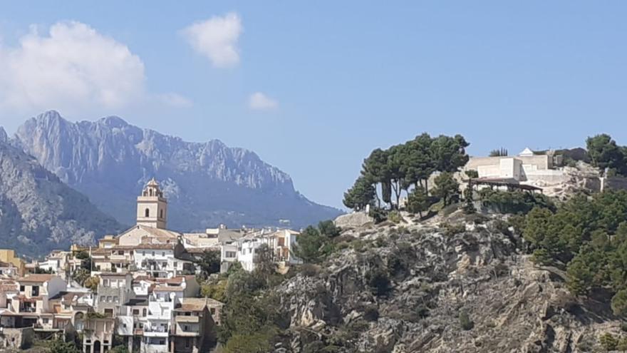 El Castillo, junto con el campanario de la Iglesia de San Pedro y el Ponotx, dibujan la silueta de Polop.