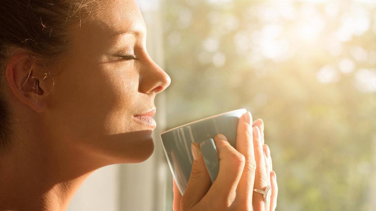 Por qué esta vela que huele a café es lo único que necesitas cada mañana para despertar con energía