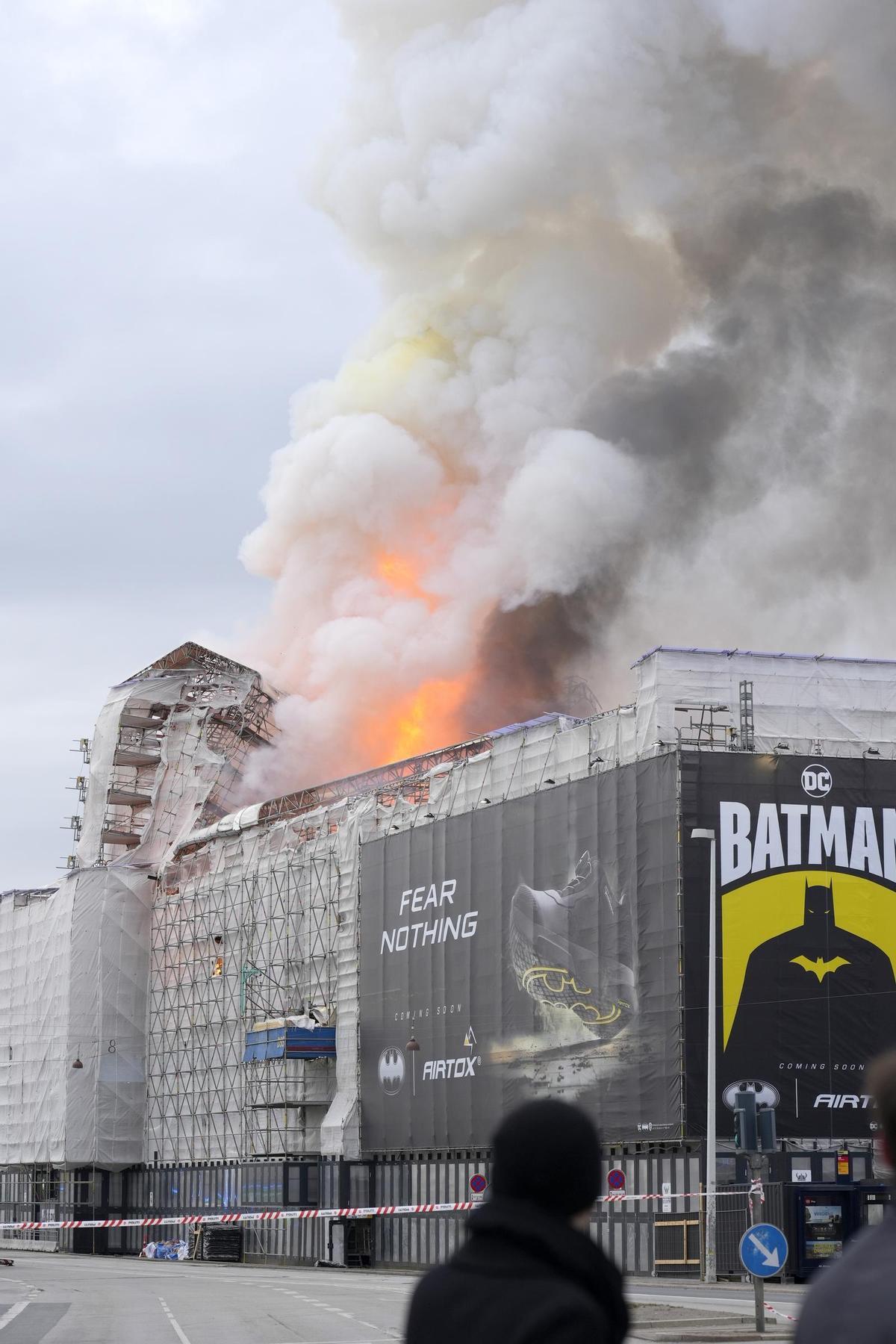 El fuego devora el edificio de la Bolsa de Copenhague