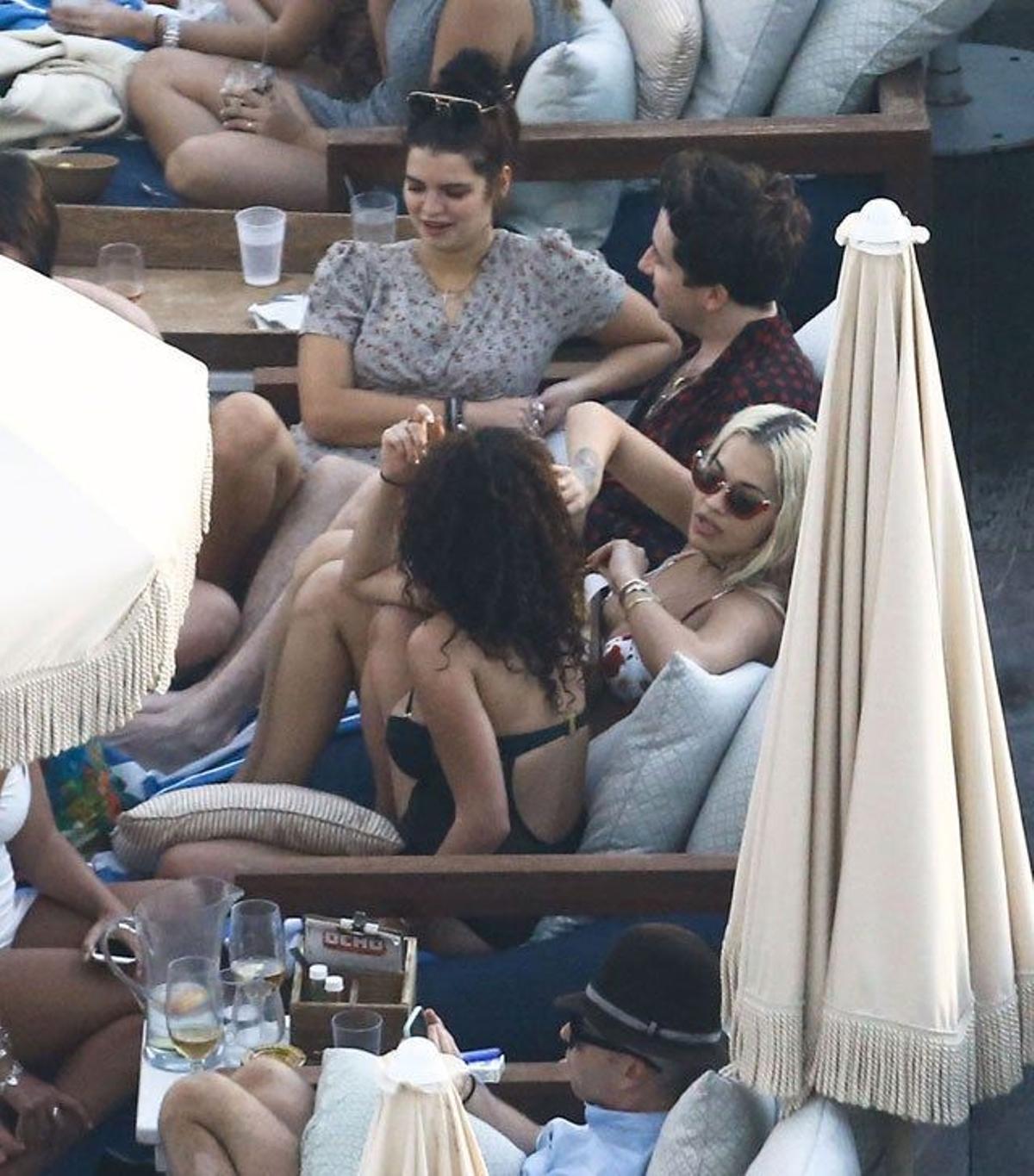 Rita Ora disfruta de unas vacaciones en Miami junto a un grupo de amigos